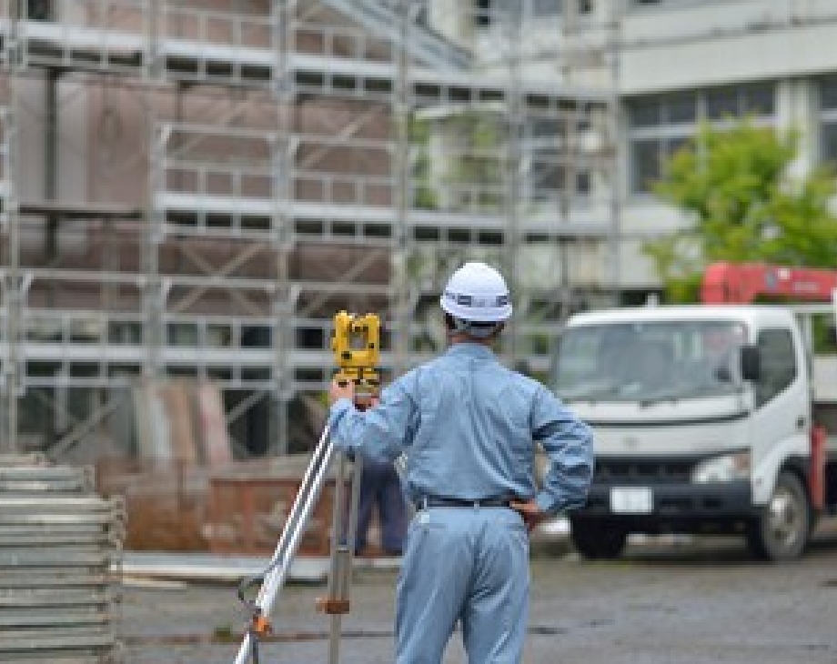 現況の面積やブロックなどの構造物を測量します。