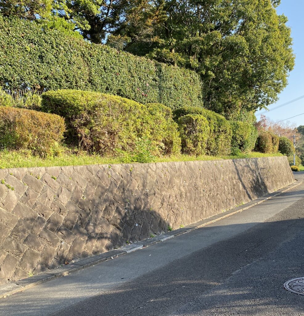 がけのある敷地の建築（間知石積など）